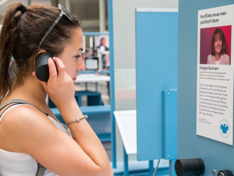 Eine Gruppe geht durch die Ausstellung Frieden Machen