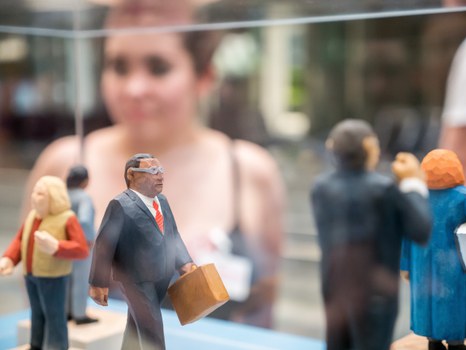 Eine Gruppe geht durch die Ausstellung Frieden Machen