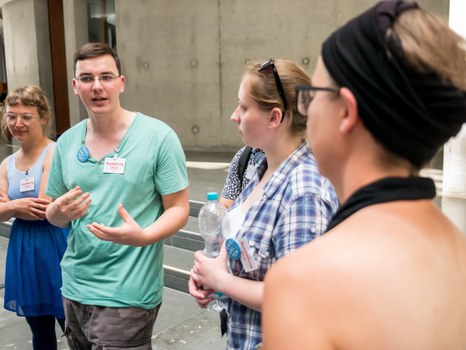 Eine Gruppe geht durch die Ausstellung Frieden Machen