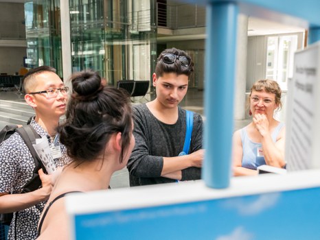 Eine Gruppe geht durch die Ausstellung Frieden Machen