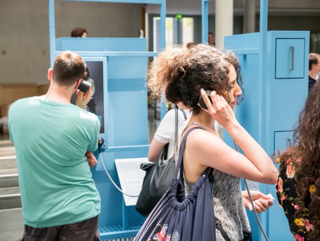 Eine Gruppe geht durch die Ausstellung Frieden Machen