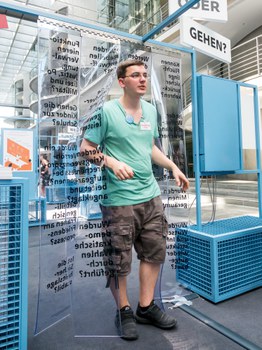 Eine Gruppe geht durch die Ausstellung Frieden Machen