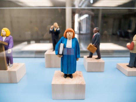 Eine Gruppe geht durch die Ausstellung Frieden Machen