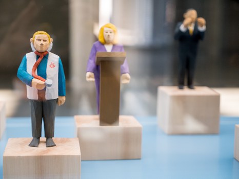 Eine Gruppe geht durch die Ausstellung Frieden Machen