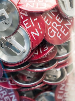 Eine Gruppe geht durch die Ausstellung Frieden Machen