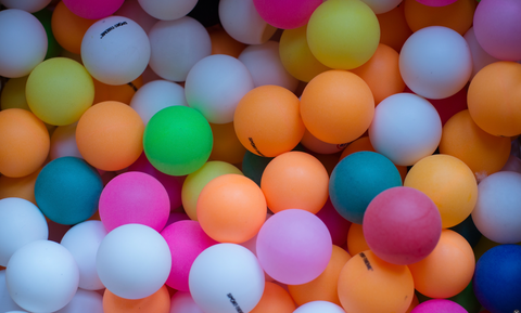 bunte Tischtennisbälle