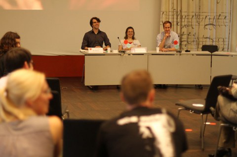 Sie sehen lebhafte Diskussion der Nachwuchstagung.