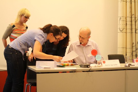 Wahlleiter und Wahlhelferinnen