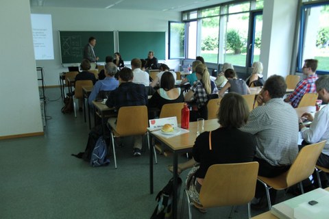 Das Bild zeigt ein Panel im Seminarraum.