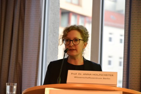 Prof. Dr.  Anna Holzscheiter spricht auf einer Tagung der Deutsche Plattform für globale Gesundheit