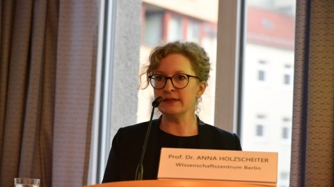 Prof. Dr.  Anna Holzscheiter spricht auf einer Tagung der Deutsche Plattform für globale Gesundheit