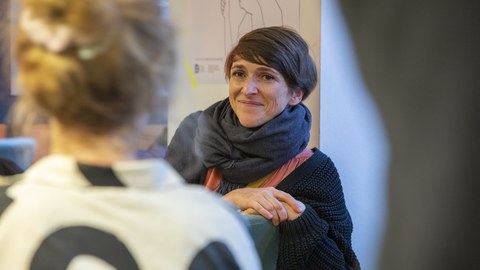 Frauen im Gespräch Frauen im Dialog
