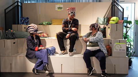 Menschen mit Masken auf Treppe