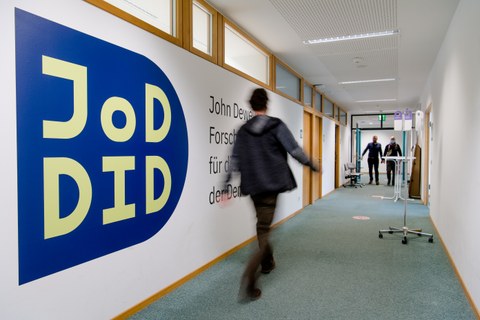 Flur der JoDDiD mit Logo