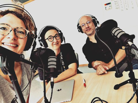 Anja Besand, Tina Hölzel und Götz Nordbruch bei der Podcast-Aufzeichnung