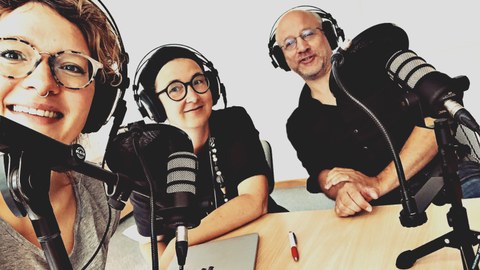 Anja Besand, Tina Hölzel und Götz Nordbruch bei der Podcast-Aufzeichnung