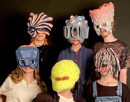 Maskenbildstudierende der HfBK Dresden mit allen Denkhüten