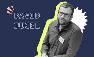 David Jugel vor blauem Grund