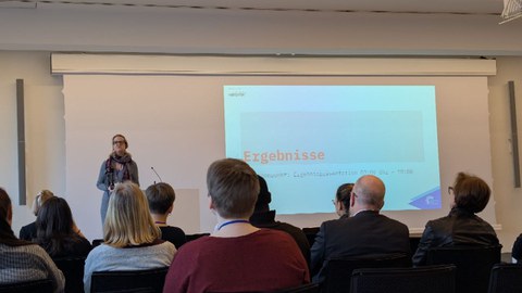 Prof. Marianne Kneuer stellt in Berlin vor Publikum die Ergebnisse des ErlE-Projektes vor.