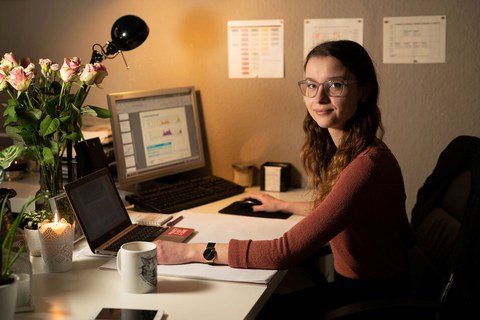 Frau Herpertz sitzt am Computer