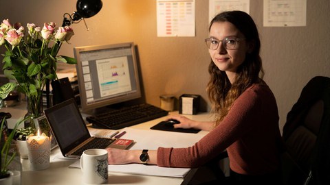 Frau Herpertz sitzt am Computer