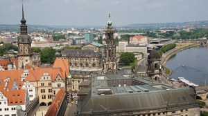 Das Foto zeigt eine Luftaufnahme der Stadt Dresden. Man erkennt die Altstadt und die Elbe.