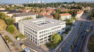 Das Foto zeigt die Luftaufnahme des Von-Gerber-Baus der TU Dresden.