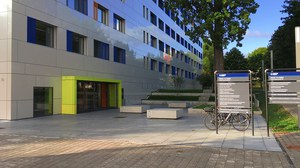 Haupteingang des Gebäudes an der August-Bebel-Straße 30