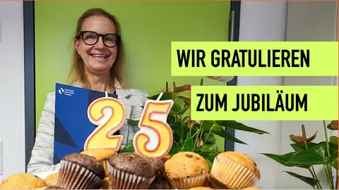Marianne Kneuer erhält Urkunde