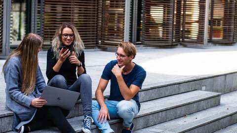 Studierende auf einer Treppe