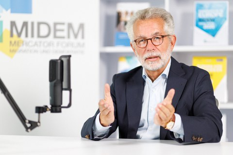 Hans Vorländer mit Mikrofon