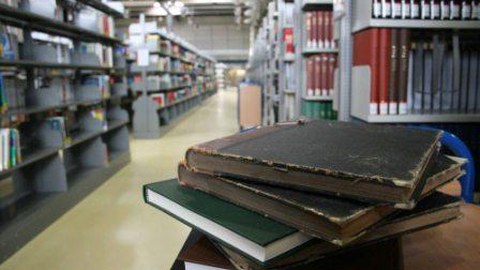 Bücherstapel in der Bibliothek