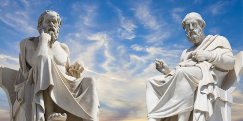 Zwei griechische Statuen von Philosophen, aus der Forschperspektive betrachtet vor einem dramatischen Himmel.