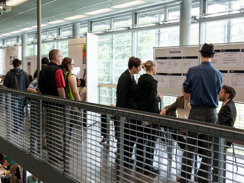 Studieninteressiete informieren sich am Stand Geschichte zum Studium.