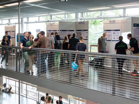 Am Stand Fakultät Wirtschaftswissenschaft berieten Studierende, Mitarbeiter und Professoren zu den Studiengängen.