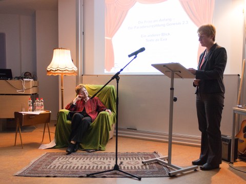 Prof. Maria Häusl und Prof. Hildegard König lesen Texte und Gedichte zur Schöpfungsgeschichte