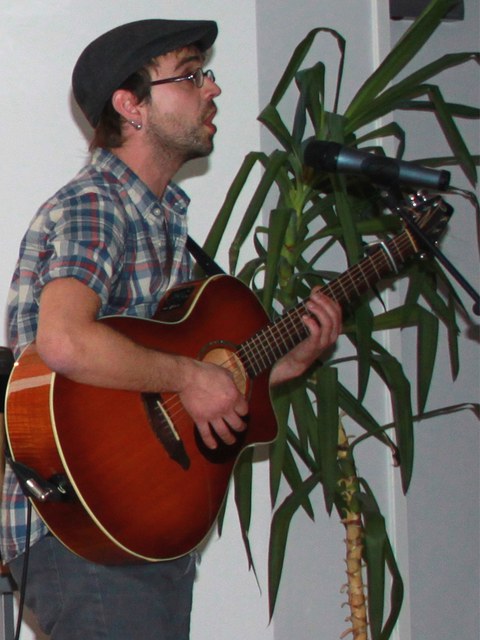 Jurek Wejwoda interpretiert musikalisch "Do Matki Polki / An die Mutter Polen". (Foto: Hannah Aehle)