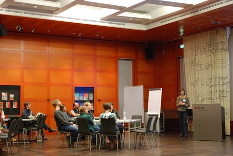 Der Auftakt der Lange Nacht der aufgeschobenen Hausarbeiten mit Prof. Dorothee Wieser (Foto: Hannes Fös)