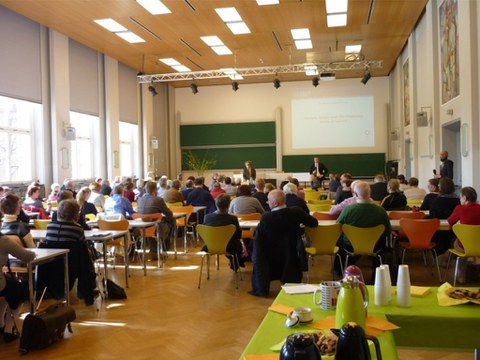   Der große Hörsaal am Weberplatz beim Ökumenischen Forum am 18. April 2015 (Foto: Isa Barthel)