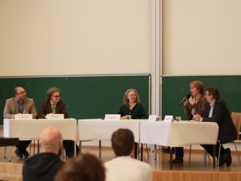 Podiumsdiskussion mit Prof. Toprakyaran, Universität Tübingen, Prof. Ruhstorfer, TU Dresden, Elisabeth Naendorf, Ökumenisches Informationszentrum e.V., Prof. Häusl, TU Dresden und Prof. Lindemann, TU Dresden - v.l.n.r. (Foto: Isa Barthel)