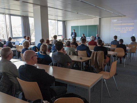 Der Abend wurde von Prof. Christian Prunitsch, Dekan der Fakultät Sprach-, Literatur- und Kulturwissenschaften eröffnet.