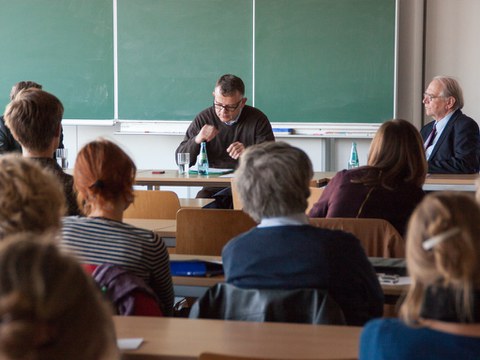 In der Auftaktveranstaltung diskutierten der Historiker Prof. Krzysztof Ruchniewicz vom Willy-Brandt-Zentrum der Universität Wrocław und der Soziologie Prof. Karl-Siegbert Rehberg aus Dresden über Gemeinsamkeiten und Differenzen beider Städte beim Umgang mit ihrer jüngeren Vergangenheit.