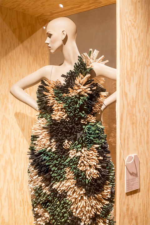 Bitten Stetter: "Kleid aus 4569 Wäscheklammern" (2011), Foto: Gewerbemuseum Winterthur