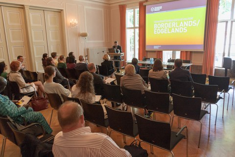 Eröffnung der Konferenz durch Prof. Christian Prunitsch, Dekan der Fakultät Sprach-, Literatur- und Kulturwissenschaften