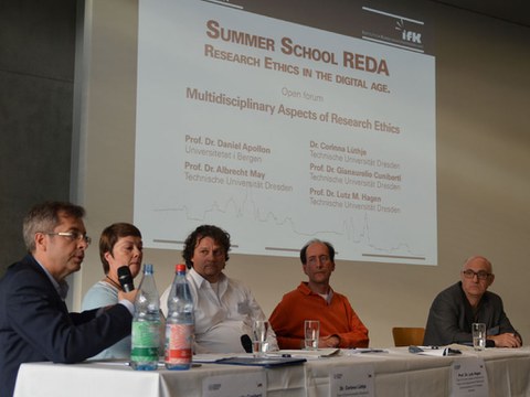 Foto: Sabine Dennert Podiumsdiskussion zum Thema „Multidisciplinary Aspects of Research Ethics“ mit Prof. Cuniberti, Dr. Lüthje, Prof. Hagen, Prof. May und Prof. Apollon (v.l.n.r.)