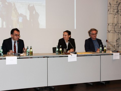 Piotr Buras, Prof. Dagmar Ellerbrock und Prof. Karlheinz Ruhstorfer diskutieren über Flucht und Migration.