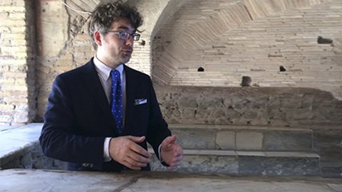 Dr. Christoph Lundgreen im Thermopolium (Taverne) in Ostia Antica, Juni 2016 