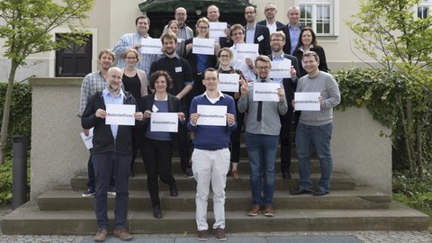 Die Teilnehmer zeigen mit #istandwithceu Solidarität mit der Central European University (CEU) in Ungarn.