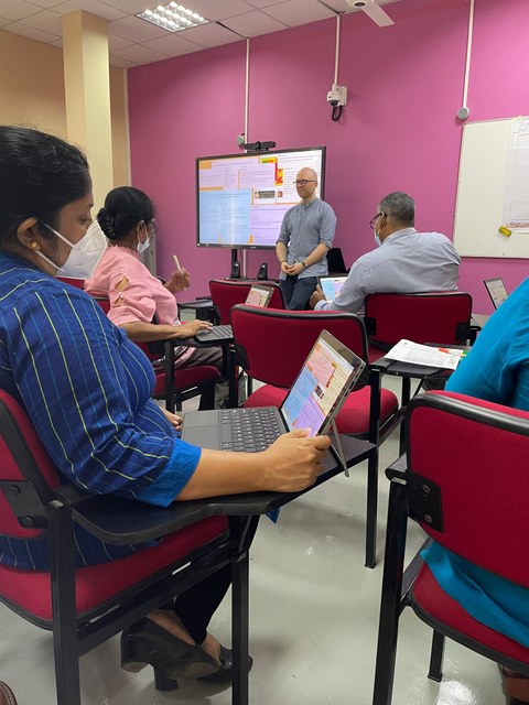 Christian Müller beim Smart Classroom in Sri Lanka