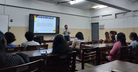 Prof. Horlacher bei einem Gastvortrag an der University of Colombo im August 2023 